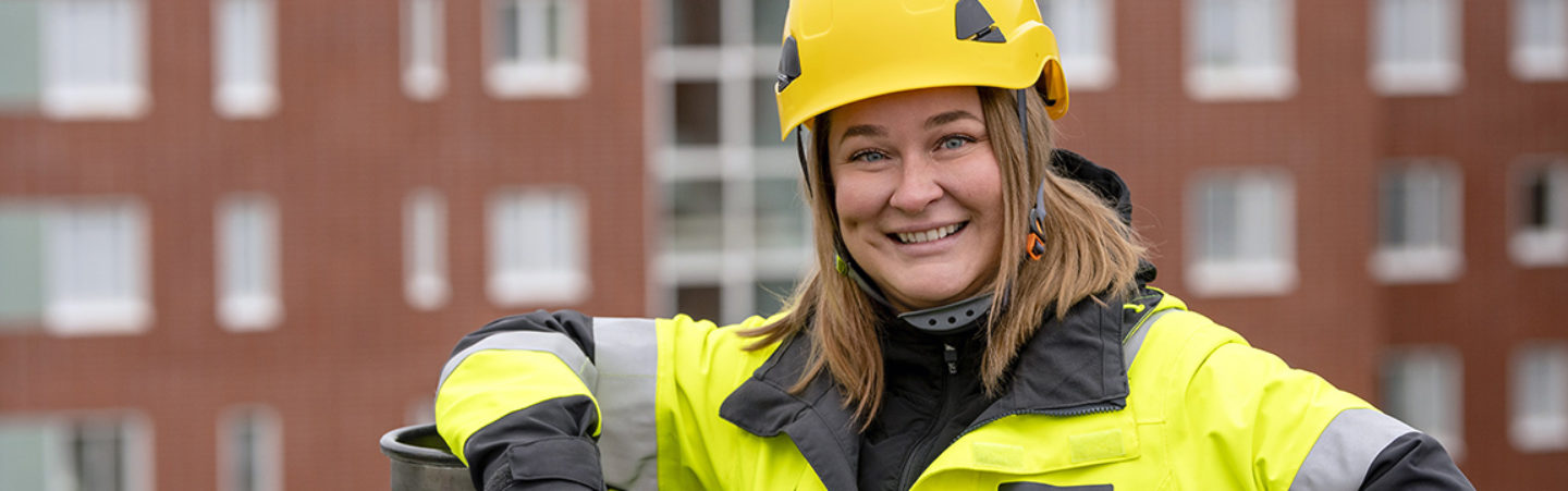 Johanna Molander seisoo katolla keltaisessa kypärässä.