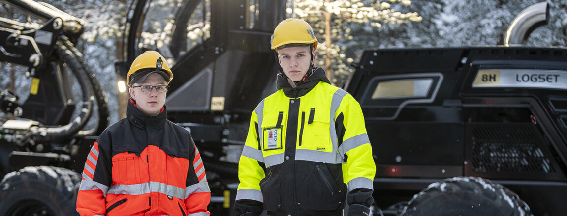 Metsäalan opiskelijat Miikka Kuisma ja Veikko Lampela kuvattuna metsätyömaalla työvaatteissa.