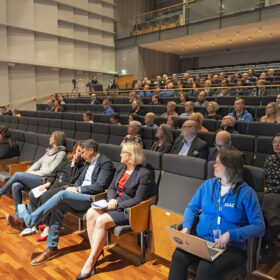 Yleisöä konserttisalissa.