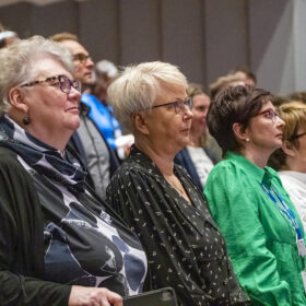 Yleisö kuuntelee ja katsoo esitystä konserttisalissa.