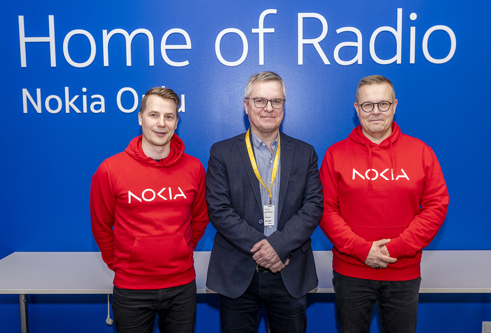 Kuvassa keskellä kuntayhtymäjohtaja-rehtori Jarmo Paloniemi, vasemmalla Nokia Oulun tehtaanjohtaja Mikko Nissi ja oikealla Nokia Oulun yksikönjohtaja Jarkko Pyykkönen.