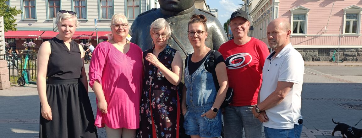 Oulun TOPPI-verkoston toimijat Oulun Toripolliisi -patsaalla. Marju Kyllönen (vas.) PSK, Minna-Liisa Myllylä OSAO, Outi Niemelä OPAO, Hanna-Riikka Pöppönen SDO, Marko Ylisirkka Luovi ja Jari Keisu Luovi.