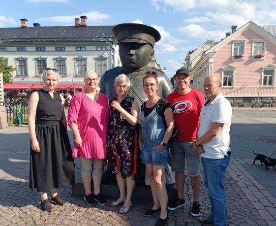 Oulun TOPPI-verkoston toimijat Oulun Toripolliisi -patsaalla. Marju Kyllönen (vas.) PSK, Minna-Liisa Myllylä OSAO, Outi Niemelä OPAO, Hanna-Riikka Pöppönen SDO, Marko Ylisirkka Luovi ja Jari Keisu Luovi.